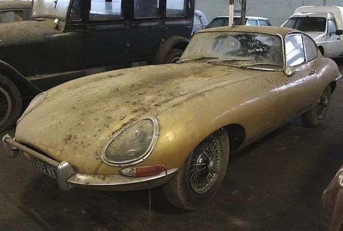 Kondisi Jaguar E-Type generasi pertama yang tersimpan di gudang yang ditemukan di Prancis.