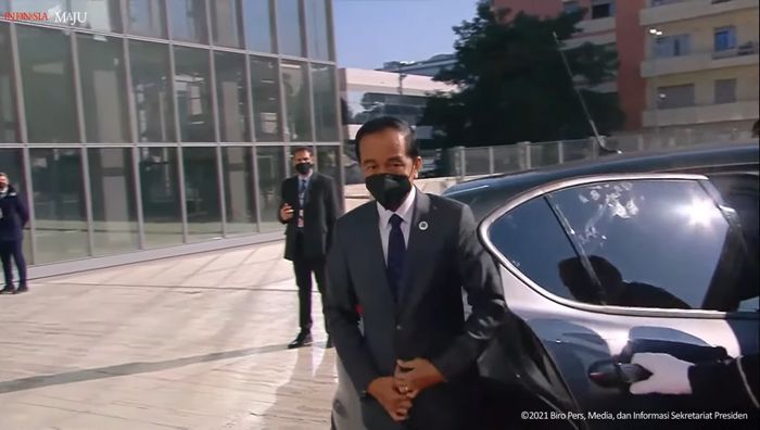 Presiden Jokowi turun dari Alfa Romeo Stelvio yang membawanya di KTT G20 2021, Roma, Italia (30/10)