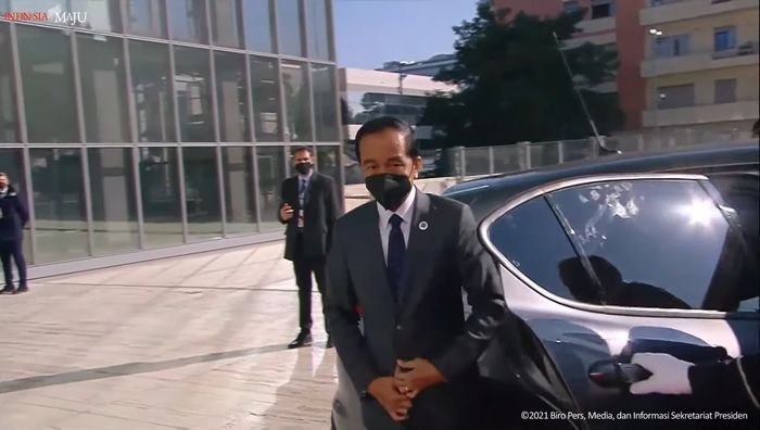 Presiden Jokowi turun dari Alfa Romeo Stelvio yang membawanya di KTT G20 2021, Roma, Italia (30/10)