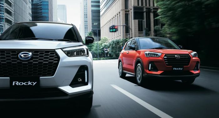 Daihatsu Rocky Hybrid dan Rocky mesin konvensional.