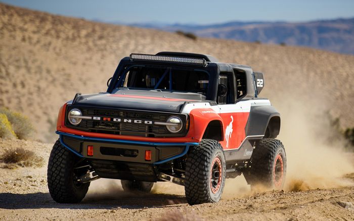 Prototipe Ford Bronco DR saat pengetesan di gurun.