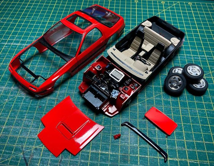 Proses pengerjaan miniatur Mazda RX-7 GT-Limited lansiran Tamiya dengan skala 1/24