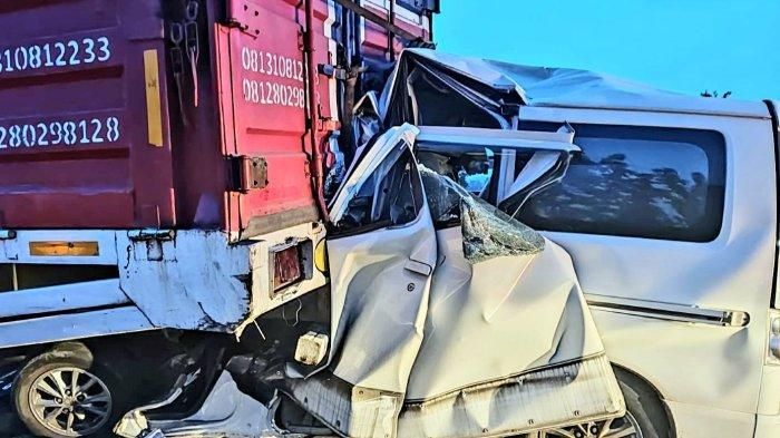 Daihatsu Luxio menancap hingga bodi terbelah separuh di kolong truck wing box di tol Cipali KM 119.600