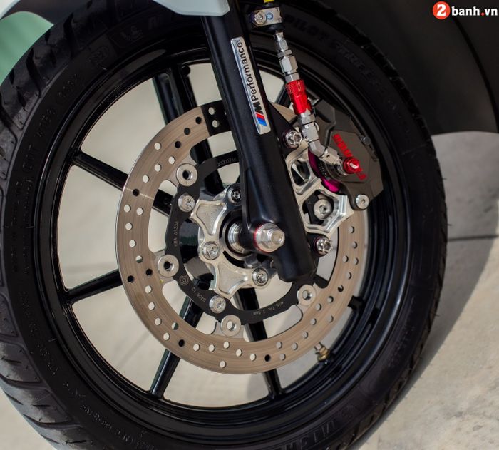 Kaki depannya mendapat pengereman baru dan pelek RCB