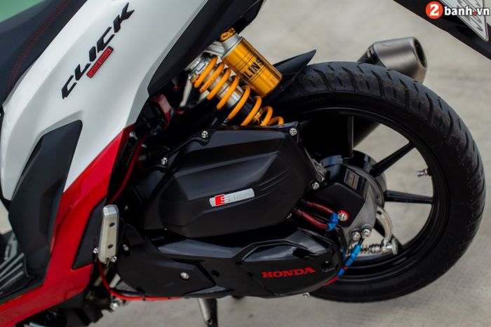 Suspensi belakangnya diganti dengan shock Ohlins