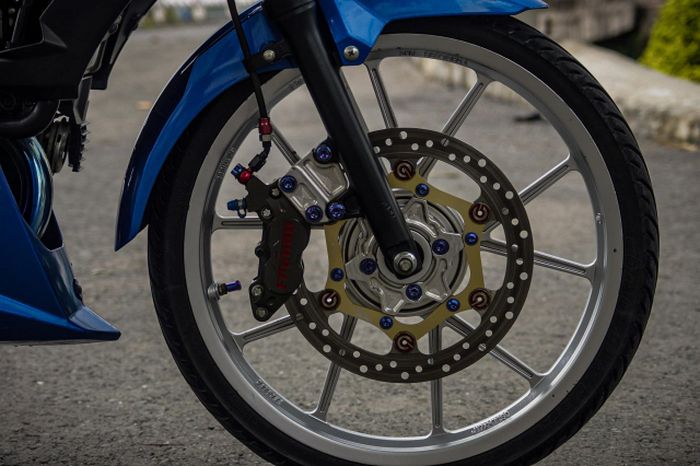 Pelek pakai produk Daytona dan pengereman berkaliper Frando dan cakram Brembo
