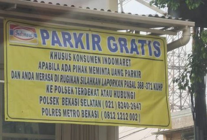 foto spanduk parkir gratis di sebuah minimarket waralaba yang viral 