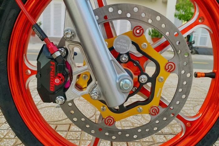 Pelek diganti dengan CNC aluminium dan punya pengereman istimewa