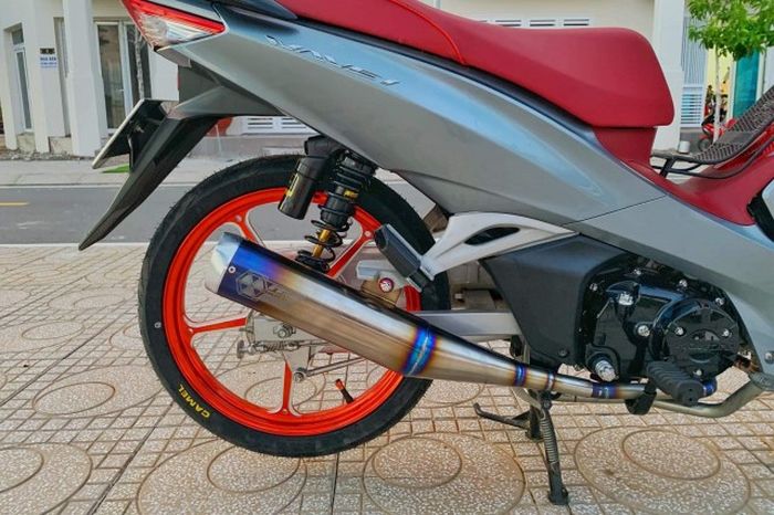 Sektor mesin mendapatkan knalpot IT Salaya titanium