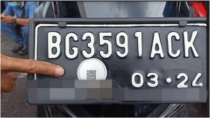 Stiker hologram bebas tilang polisi tampak sudah terpasang di pelat nomor motor.