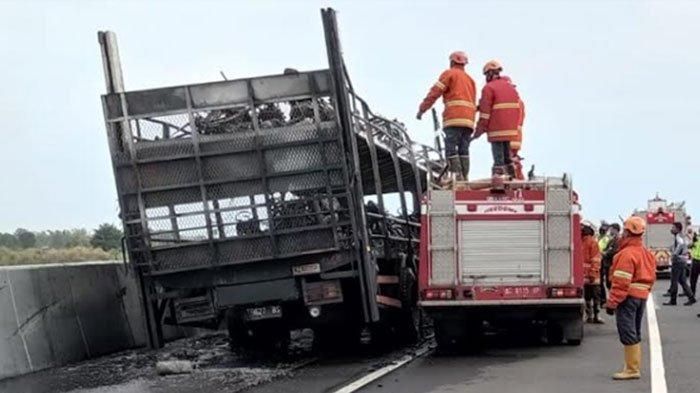 Petugas memadamkan api yang membakar 39 motor di atas truk pengangkut di tol Nganjuk