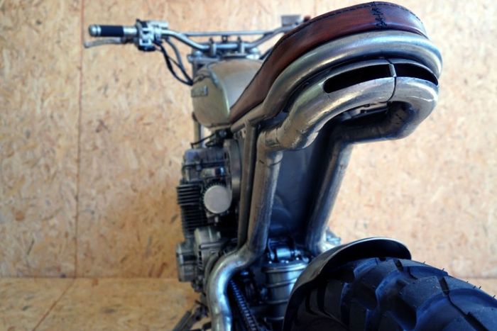 Sektor mesin diberi exhaust system kustom yang unik