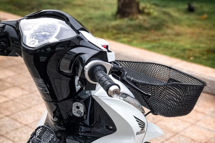 Disematkan juga throttle grip aftermarket yang minimalis