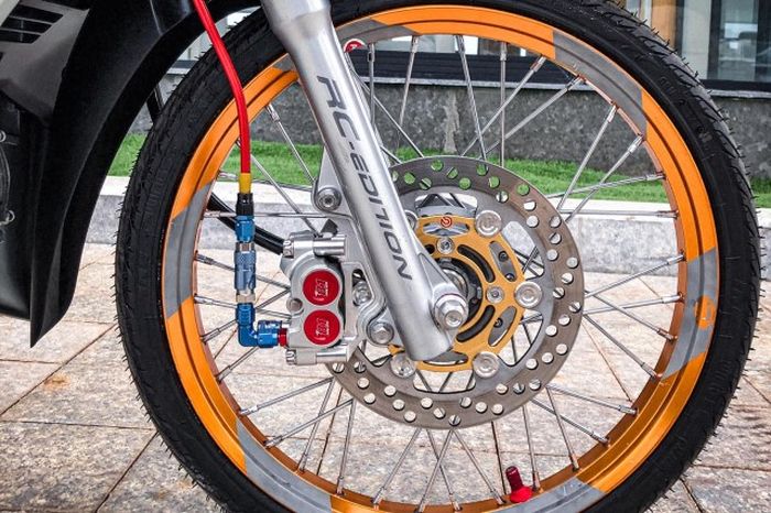 Pelek diganti dengan model jari-jari dan memakai pengereman istimewa