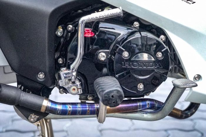 Sektor mesin mendapatkan leher knalpot titanium yang apik