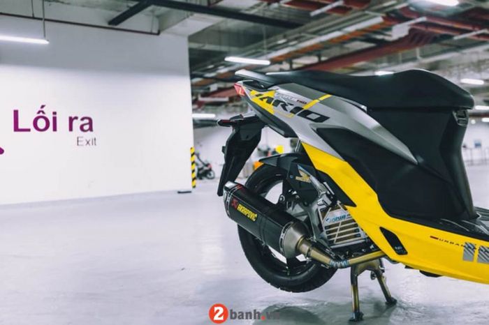 Sektor mesin mendapatkan exhaust system Akrapovic