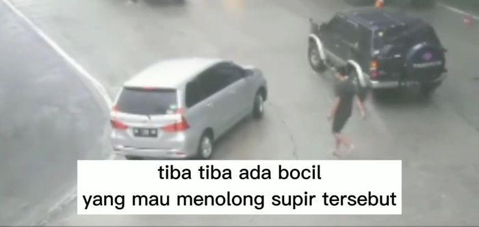 Cuplikan momen ketika pemuda berbaju hitam membantu Toyota Avanza yang gagal nanjak di jalur Sitinjau Lauik.