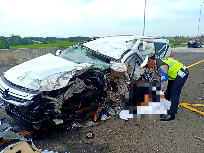 Vanessa Angel dan Bibi Andriyansyah dinyatakan meninggal dalam kecelakaan di tungal Mitsubishi Pajero Sport di tol Jombang-Mojokerto