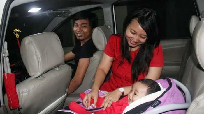 Pemasangan child car seat untuk buah hati sebelum melakukan perjalanan. 
