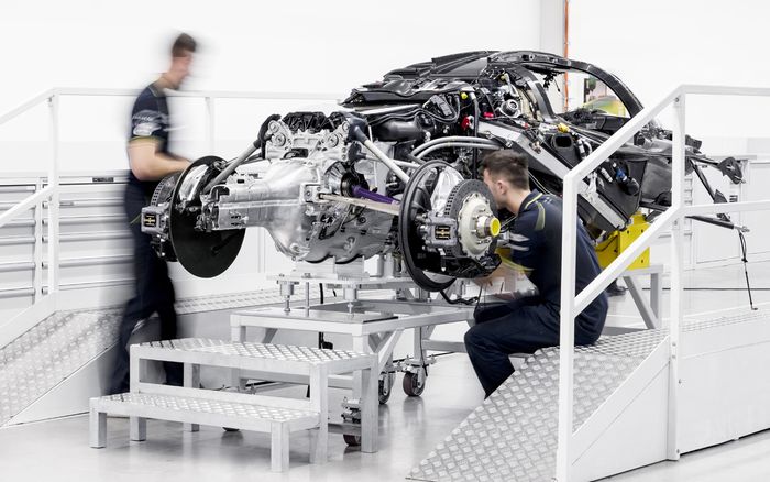 Sasis Aston Martin Valkyrie saat dirakit oleh dua insinyur Aston Martin.