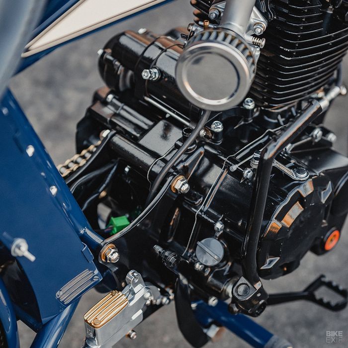 Mesin mengandalkan replika Suzuki 250 cc