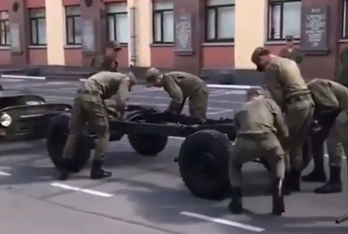 Tangkapan layar perakitan UAZ-469 oleh personel militer Rusia.