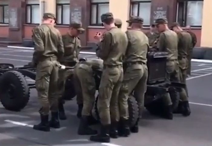 Cuplikan pemasang mesin UAZ-469.