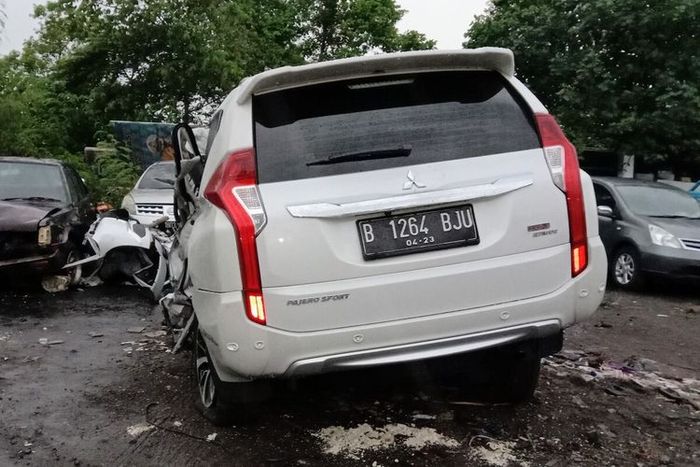 Kondisi kendaraan yang ditumpangi keluarga Vanessa Angel, setelah mengalami kecelakaan tunggal di (Km) 672+300 jalur A ruas Tol Jombang arah Mojokerto.(KOMPAS.COM/MOH. SYAFI&Iacute;) 