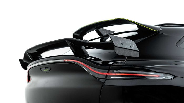 Sepasang sayap yang mendominasi buritan modifikasi Aston Martin DBX