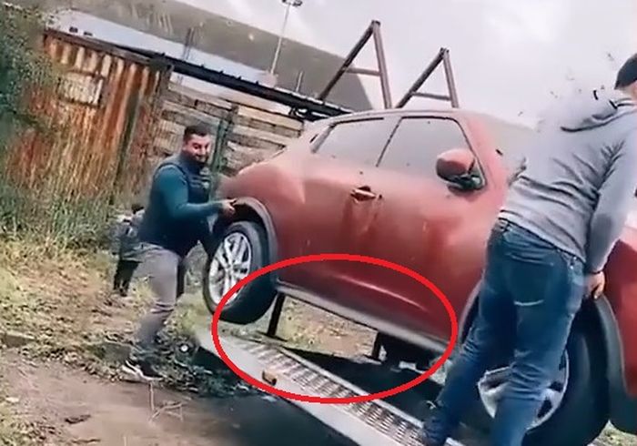 Terlihat penyangga yang ada di bawah Nissan Juke (lingkaran merah).