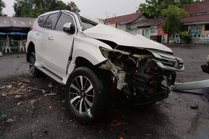 kondisi Mitsubishi Pajero Sport yang ditumpangi keluarga Vanessa Angel, setelah mengalami kecelakaan tunggal di (Km) 672+300 jalur A ruas Tol Jombang arah Mojokerto