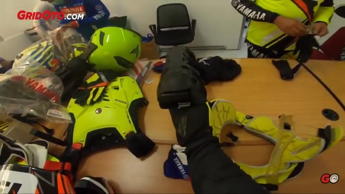 Tangkapan layar persiapan tim GridOto dan OTOMOTIF Group beserta peserta lainnya sebelum trabasan tipis-tipis.