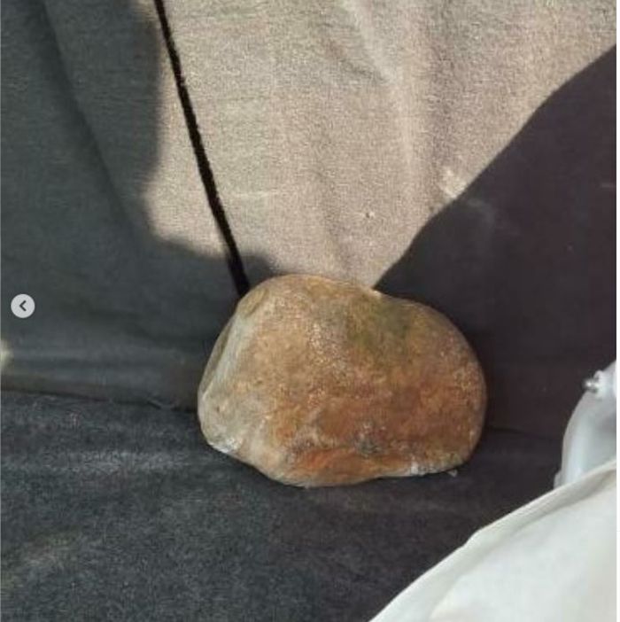 Wujud batu sekepalan tangan yang menembus kaca depan Hyundai Avega