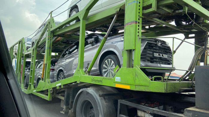 Toyota Avanza terbaru terpantau di ruas Tol IR Wiyoto Wiyono, Senin (8/11/2021)