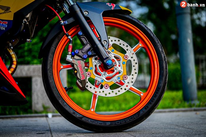 Kaki depannya memakai pelek X1R dan pengereman Brembo