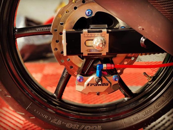 Rem belakang turut diupgrade dengan kaliper Frando dua piston