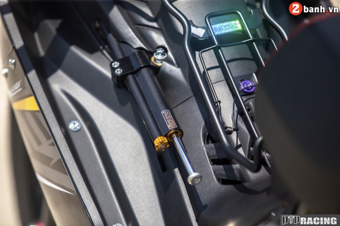 Disematkan juga steering damper agar handling makin rigid