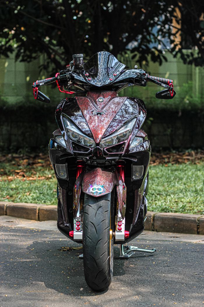 Tampang fascia depan Yamaha Aerox elegan dengan aksesori menawan