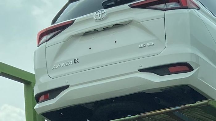 Emblem Avanza 1.5 G terpampang di pintu bagasi belakang