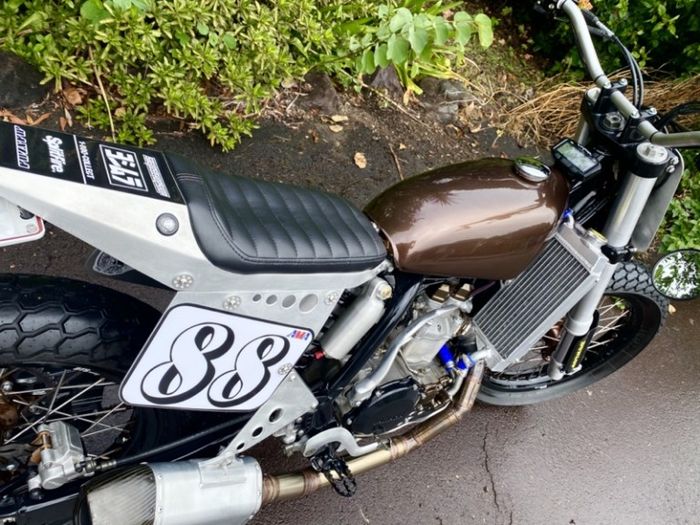 Subframe dirombak dan dipasangi buntut khas flat tracker