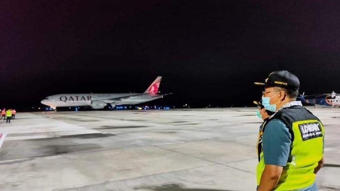 Gubernur NTB, Zulkieflimansyah meninjau langsung kedatangan logistik WSBK di Bandara Lombok, Senin (08/11/2021).  