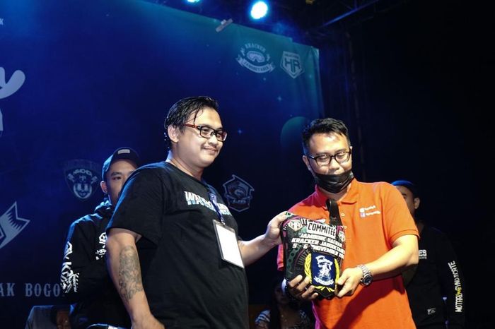 Penyerahan doorprize di acara Jamda perdana Kracker Jabodetabek