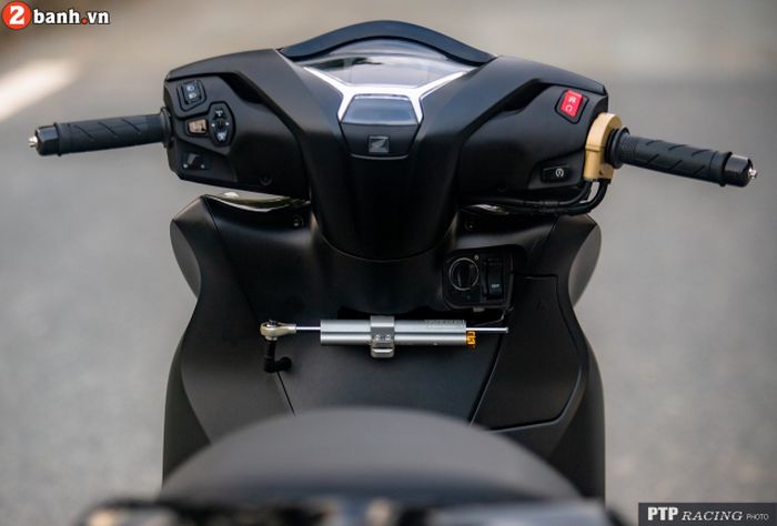 Tampilan area kokpitnya masih cukup standar tapi dipasangi gas spontan Domino dan steering damper Ohlins