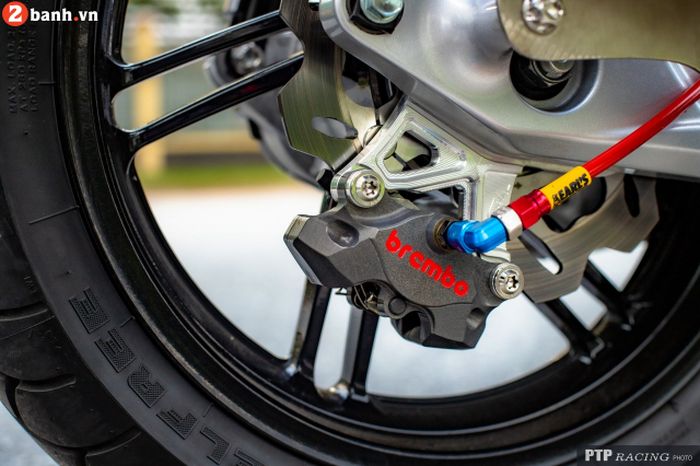 Rem belakang turut diugprade dengan kaliper Brembo