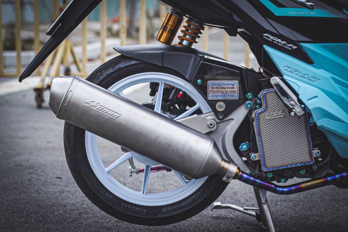 Sektor mesin mendapatkan exhaust system LeoVince 4Road