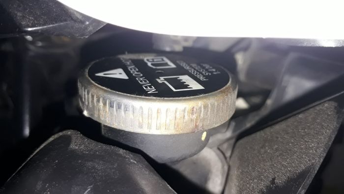 Tutup radiator tidak boleh dibuka saat mesin panas