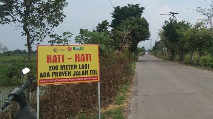 Papan peringatan adanya proyek jalan tol Yogyakarta-Solo di Klaten.