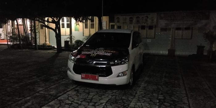 Mobil Dinas Toyota Kijang Innova milik Gibran Rakabuming Raka, Wali Kota Solo yang ditinggalkan di SD Nusukan Barat 113