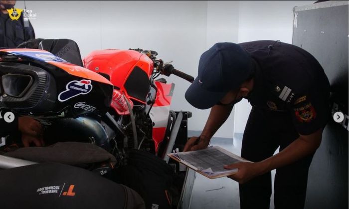 Proses pengecekan Ducati Panigale V4 R milik tim Aruba.it Racing-Ducati oleh tim Bea Cukai Mataram