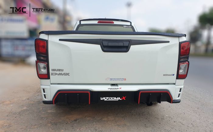 Tampilan samping modifikasi Isuzu D-Max pasang body kit Vazooma-X